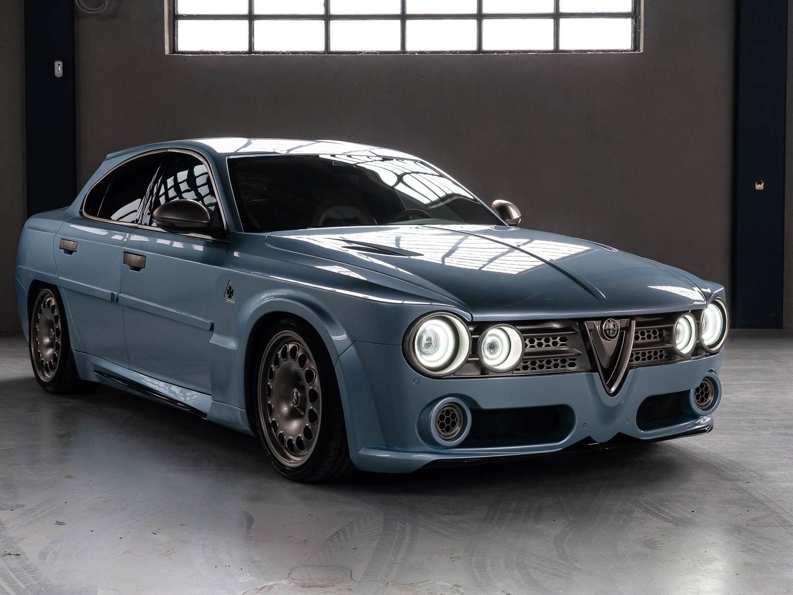Серый автомобиль Alfa Romeo