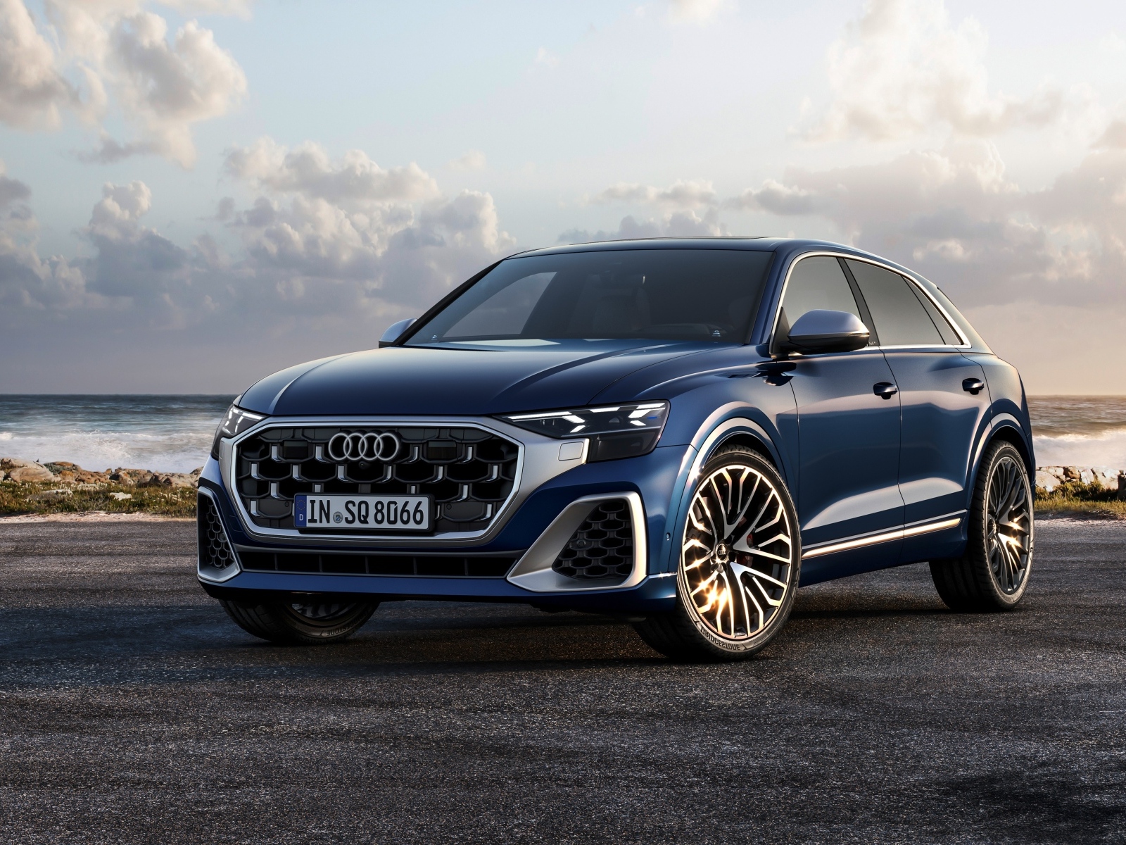 Автомобиль Audi SQ8 TFSI 2023 года на фоне неба