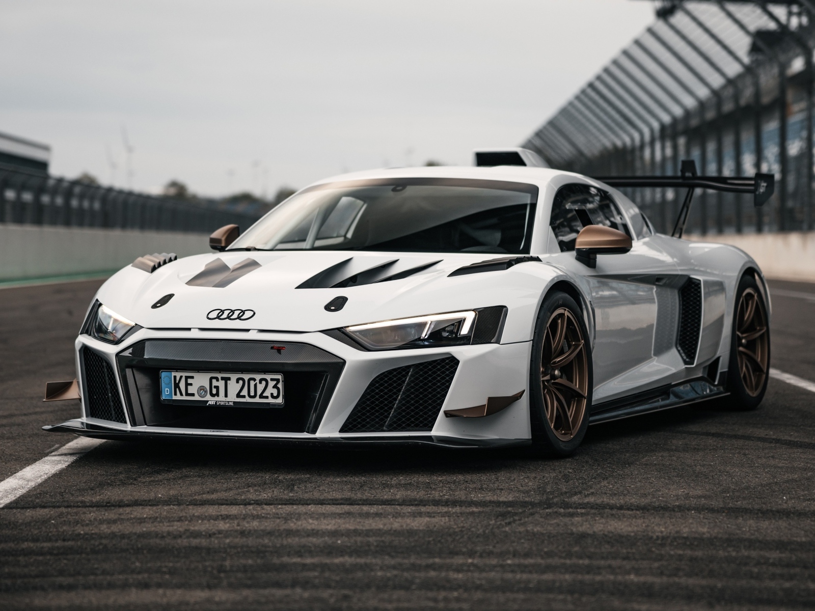 Автомобиль ABT Sportsline XGT Audi R8 LMS GT2 на стадионе