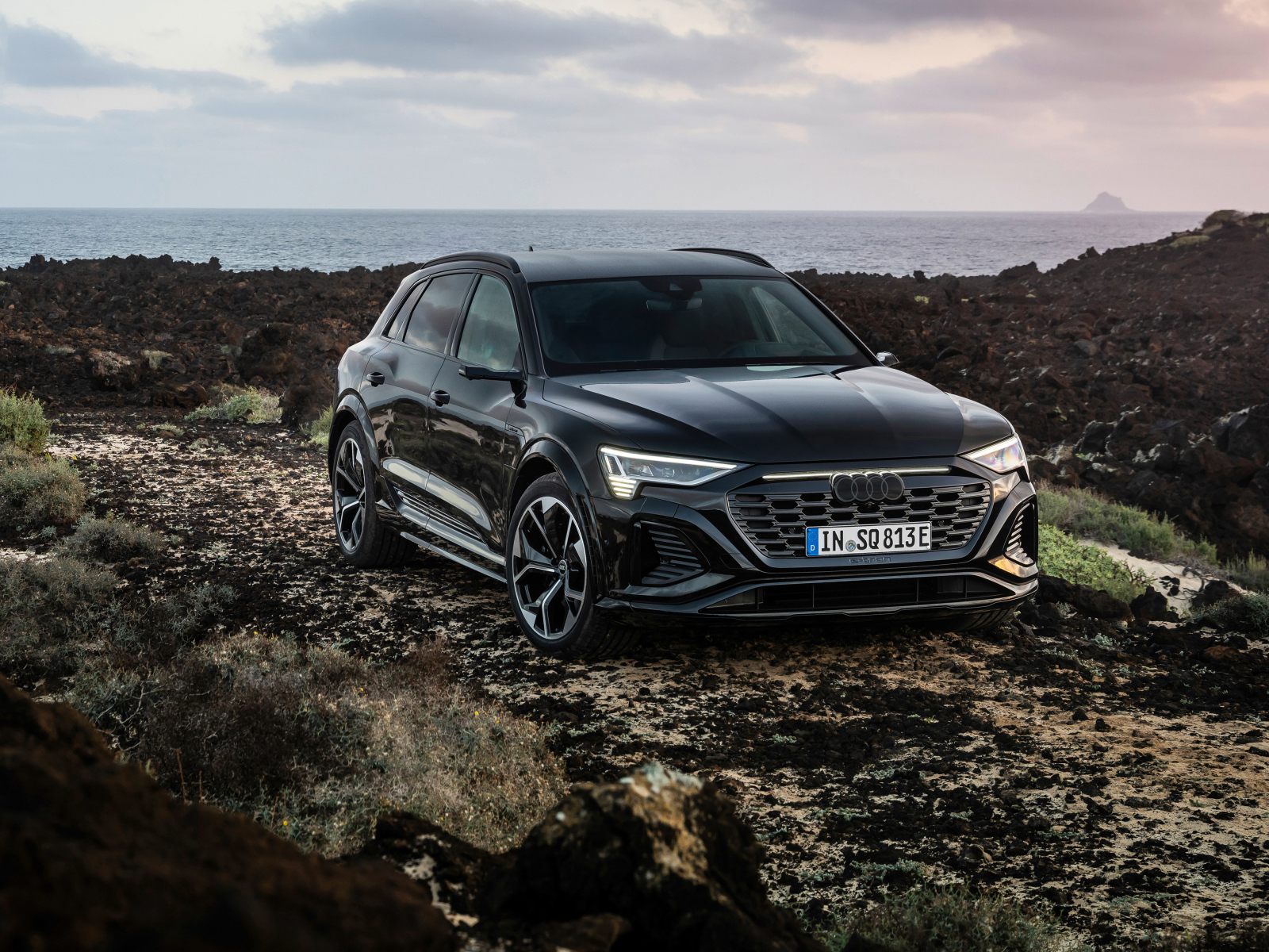 Черный автомобиль Audi SQ8 E-Tron Quattro на бездорожье