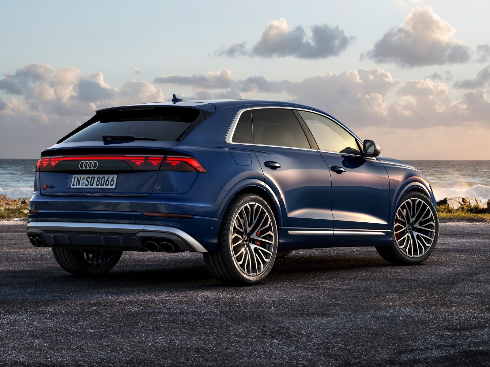 Синий автомобиль Audi SQ8 TFSI 2023 года вид сзади