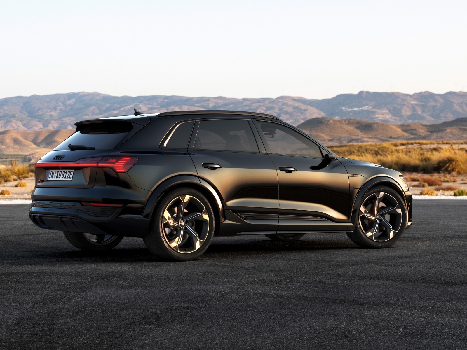 Автомобиль Audi SQ8 E-Tron Quattro  вид сзади