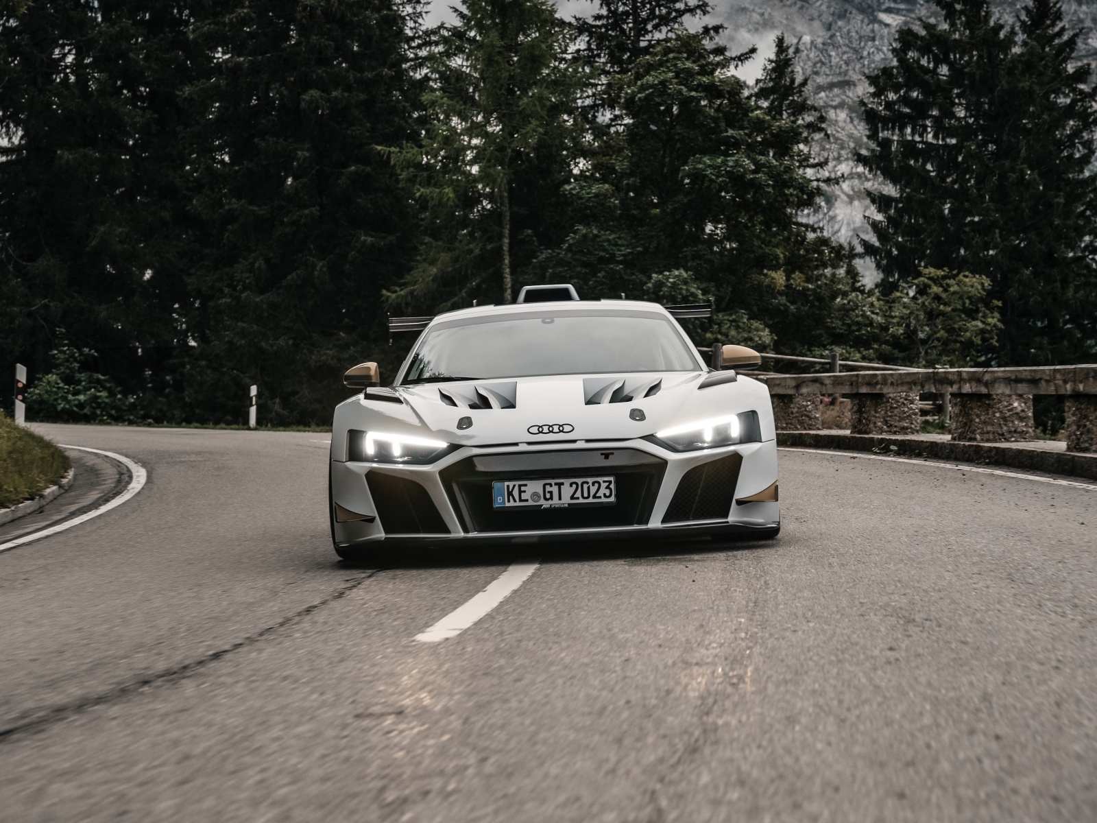 Вид спереди на автомобиль ABT Sportsline XGT Audi R8 LMS GT2