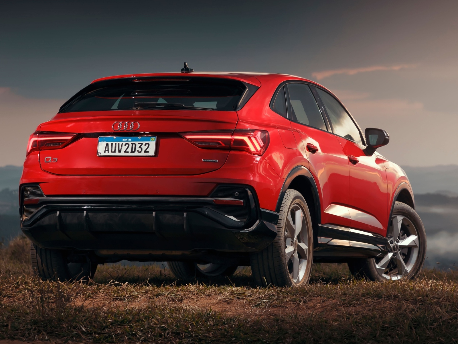 Красный внедорожник Audi Q3 Sportback 2.0 вид сзади