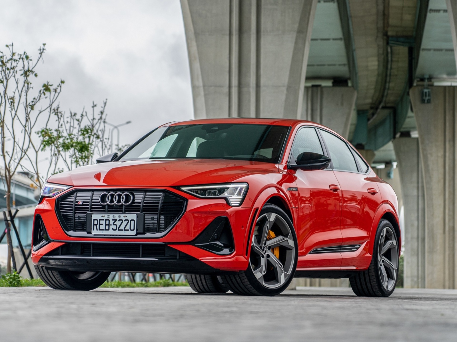 Красный автомобиль Audi E-Tron S Sportback