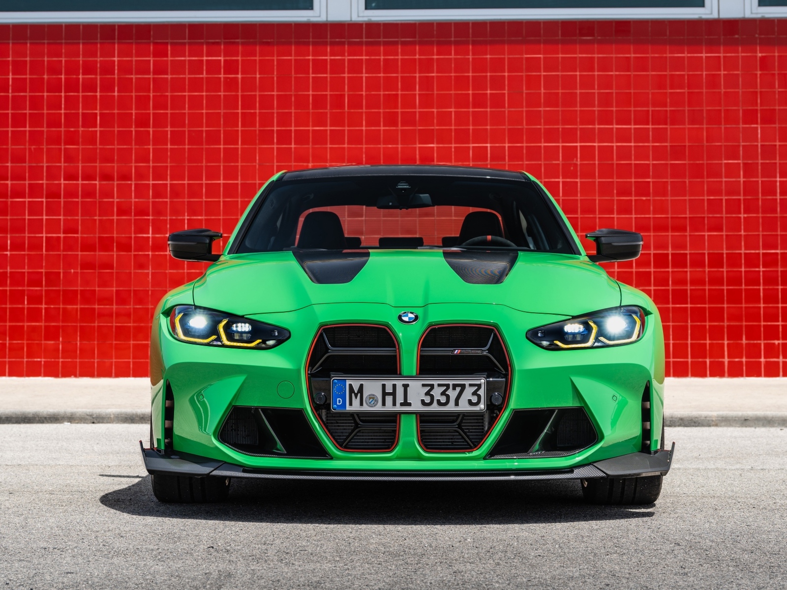 Зеленый автомобиль BMW M3 CS 2023 года вид спереди