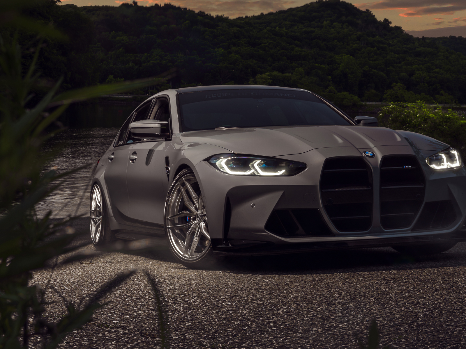 Автомобиль BMW M3 стоит у воды