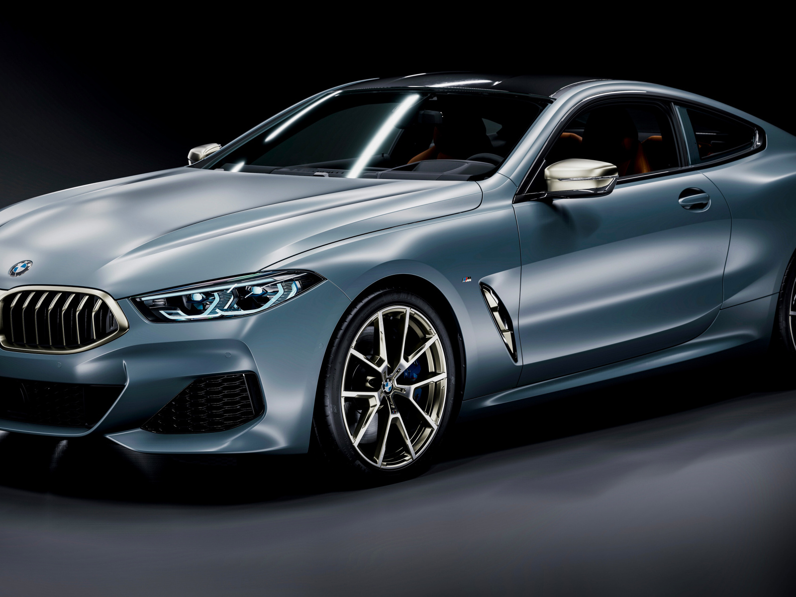 Автомобиль BMW M850i CGI на черном фоне