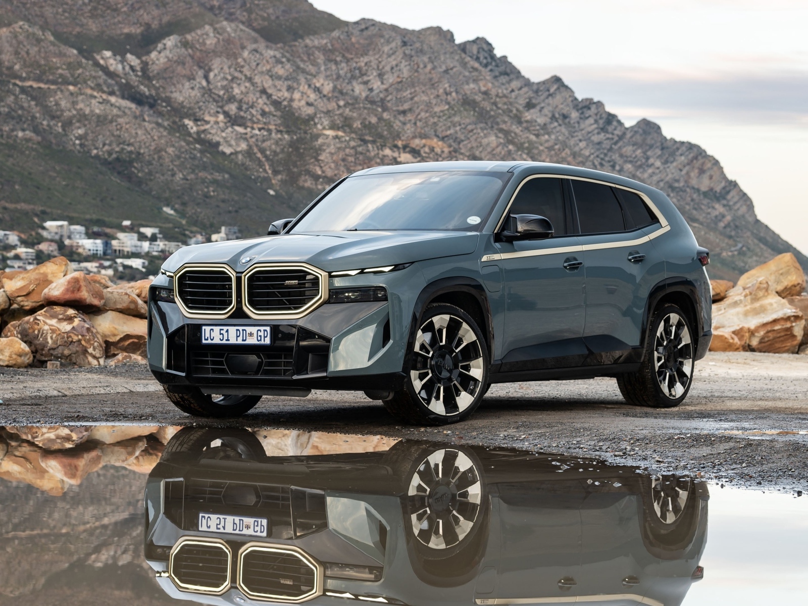 Автомобиль BMW XM 2023 в горах