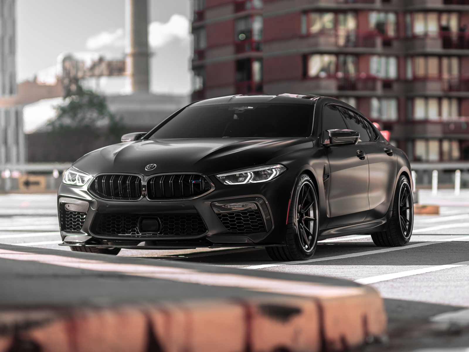 Черный BMW M8 вид спереди