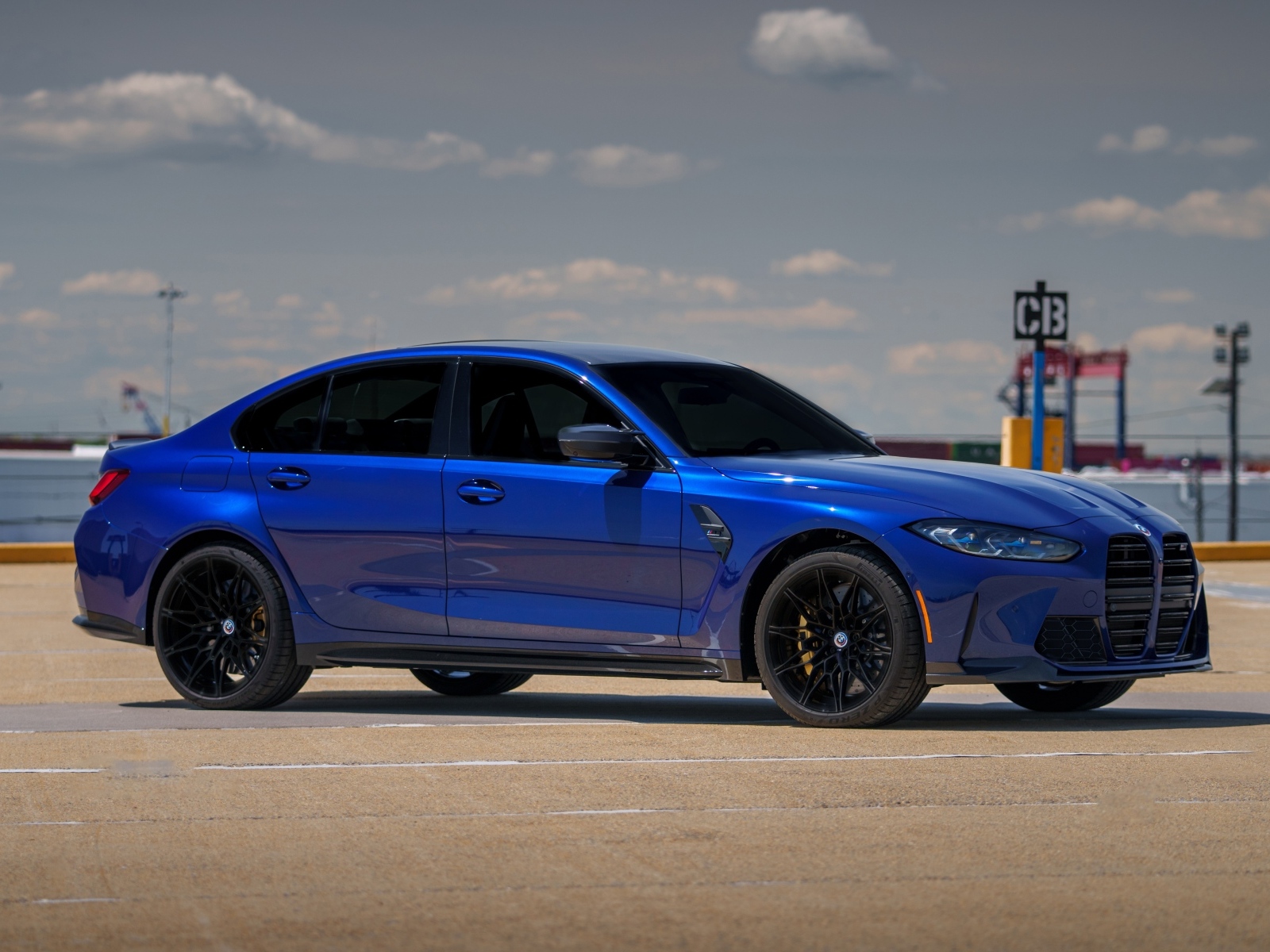 Синий автомобиль  BMW M3, 2023 года