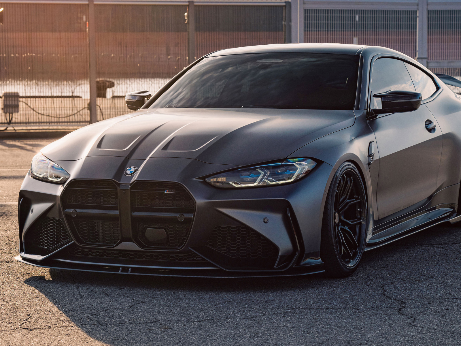 Дорогой черный автомобиль BMW M4