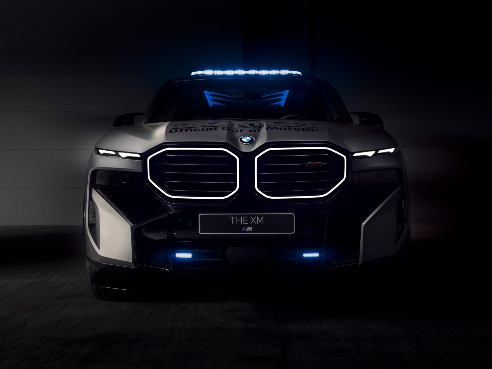 Вид спереди на автомобиль BMW XM Label Red MotoGP Safety Car 2024 года