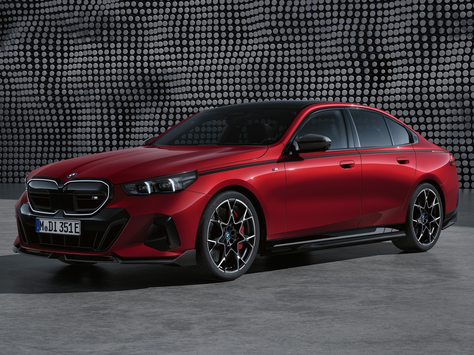 Красный автомобиль BMW I5 M60 XDrive M Performance Parts 2023 года