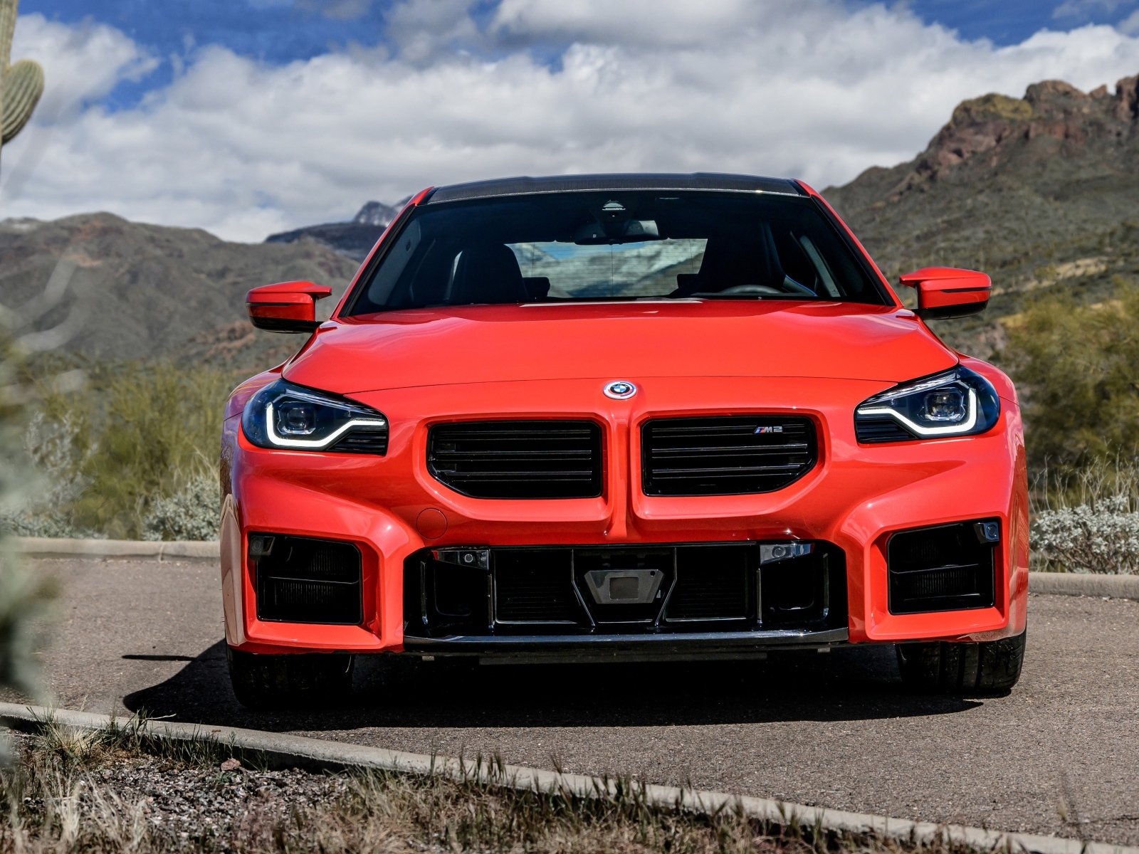 Красный автомобиль BMW M2 AT вид спереди