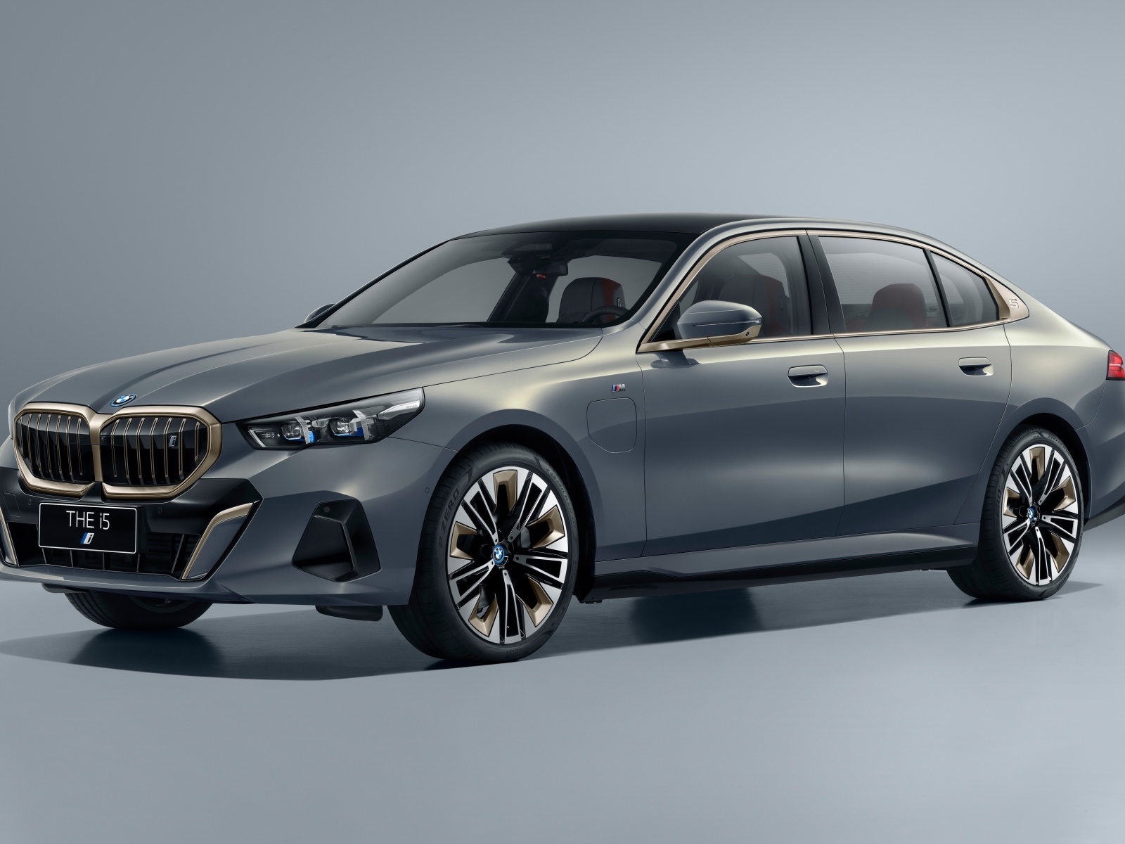 Серебристый автомобиль BMW I5 M Sport 2023 года