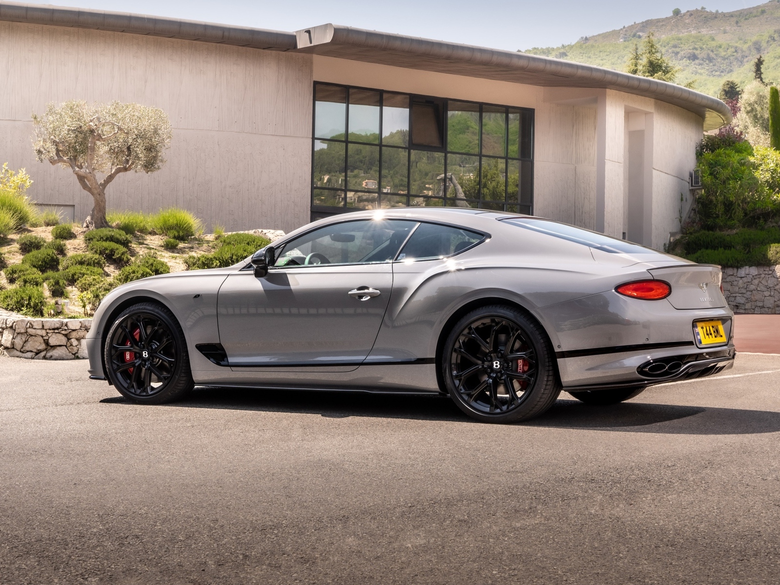 Автомобиль Bentley Continental GT S 2022 года вид сзади