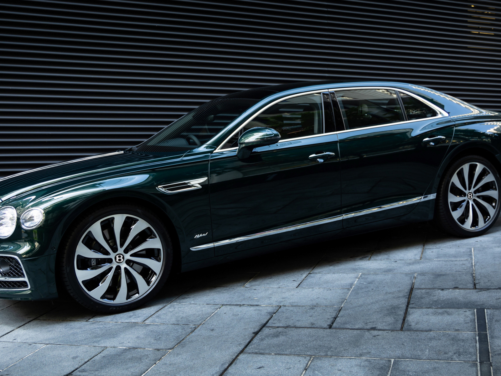 Автомобиль бизнес класса Bentley Flying Spur Hybrid 2023 года