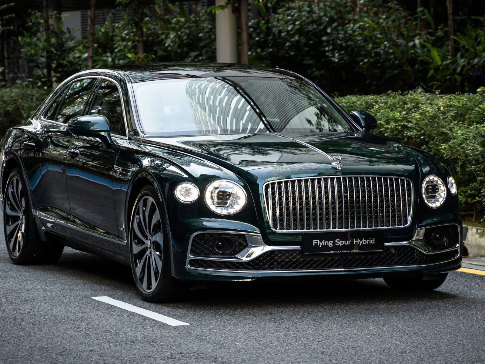 Автомобиль Bentley Flying Spur Hybrid 2023 на дороге