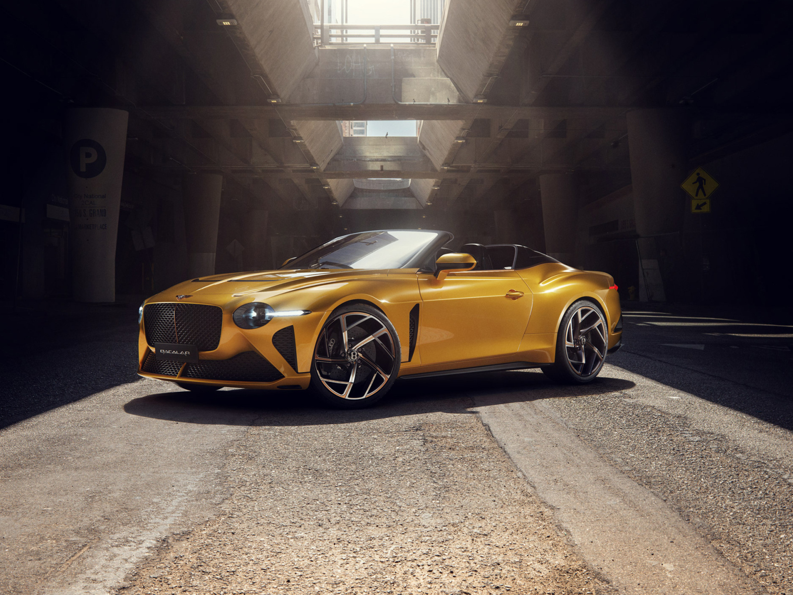 Красивый золотистый автомобиль Bentley Bacalar