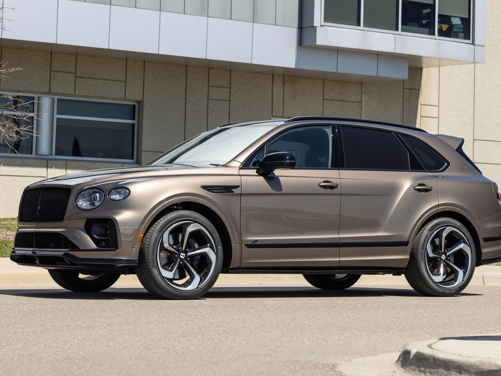 Красивый новый автомобиль Bentley Bentayga S