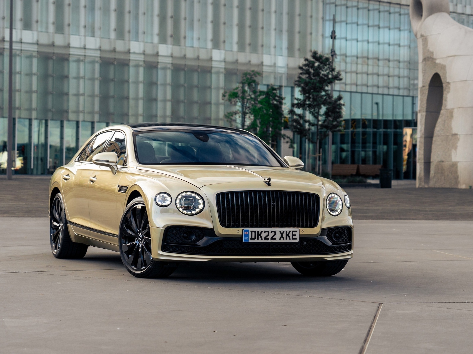 Автомобиль Bentley Flying в городе