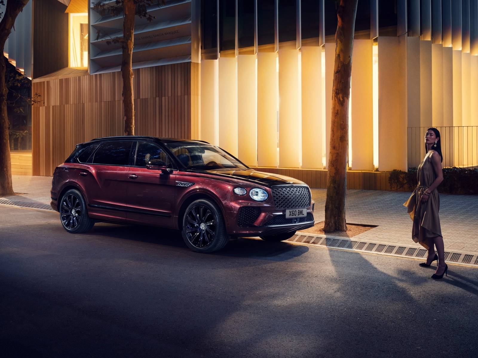 Бордовый внедорожник Bentley Bentayga EWB Mulliner 2024 года у дома