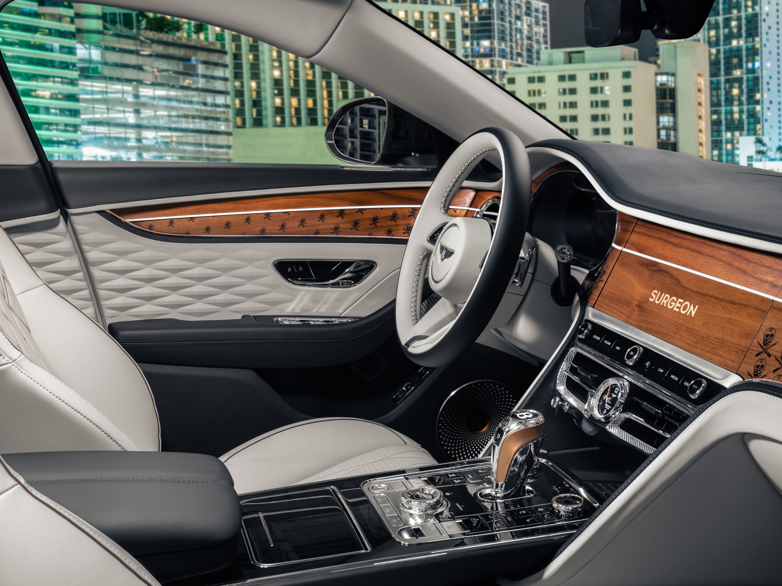 Дорогой кожаный салон автомобиля Bentley Flying Spur Hybrid The Surgeon 2022