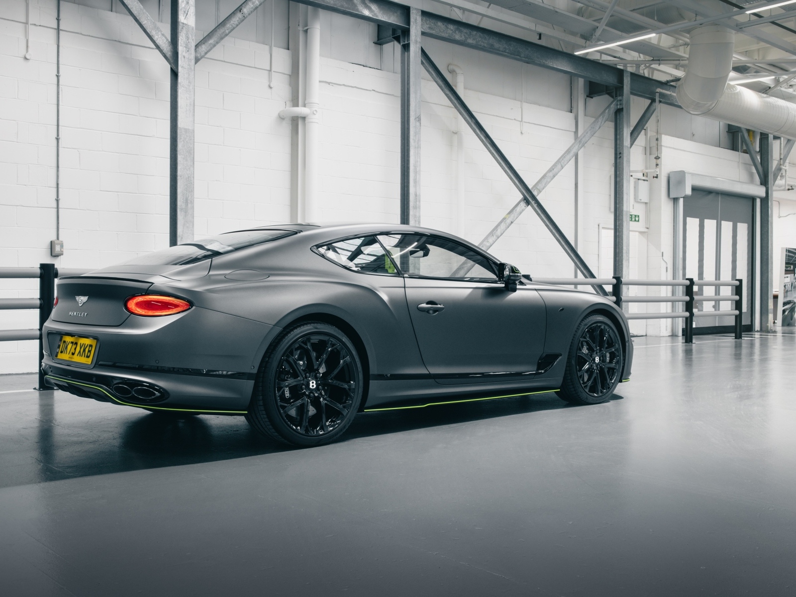 Вид сзади на автомобиль Bentley Continental GT V8 S