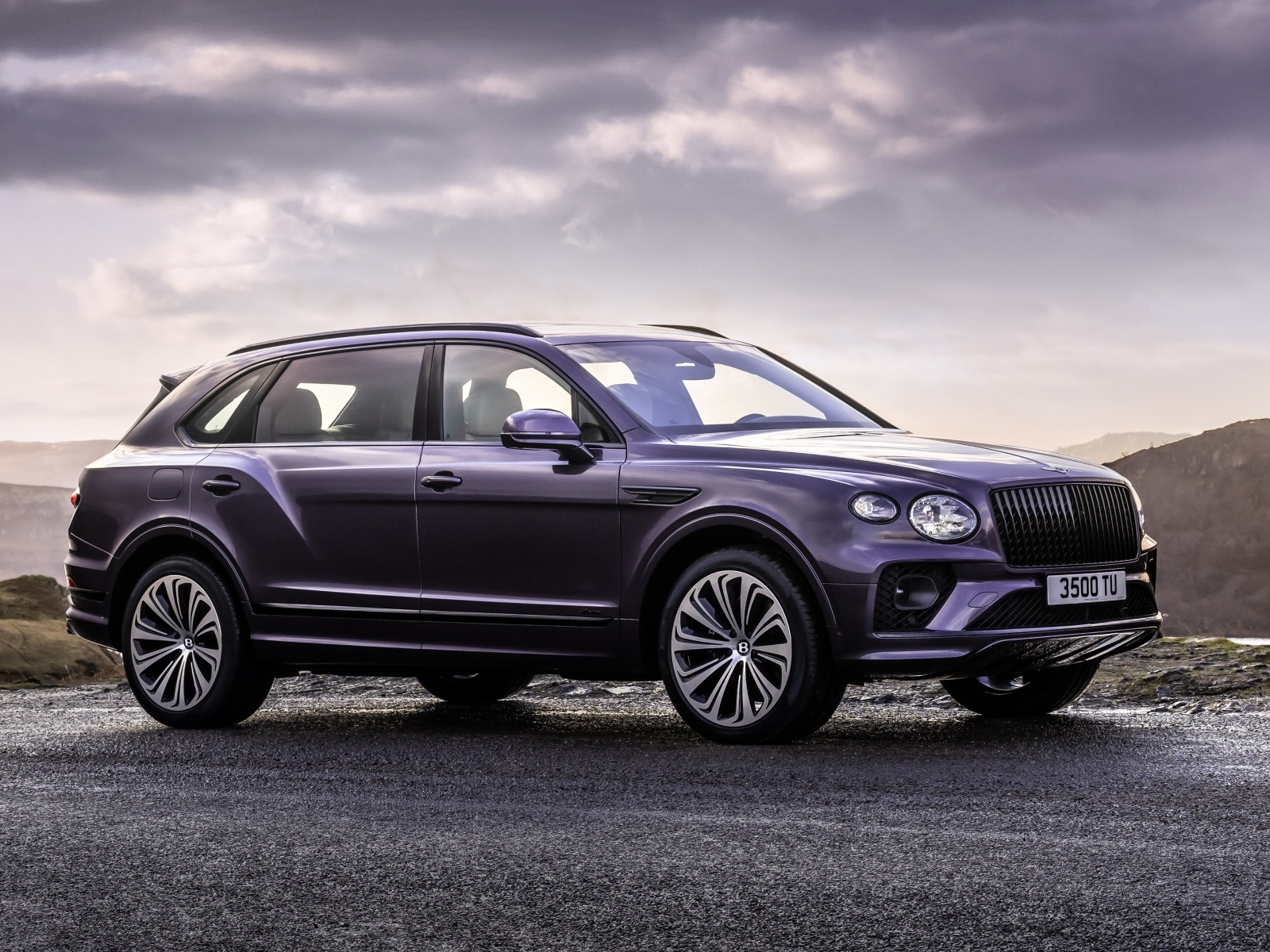 Внедорожник Bentley Bentayga EWB на фоне неба