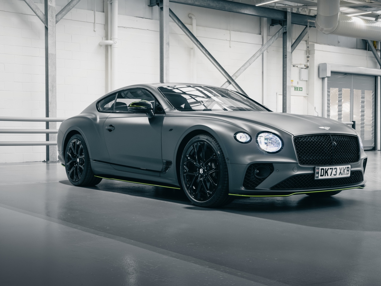 Серебристый автомобиль Bentley Continental GT V8 S
