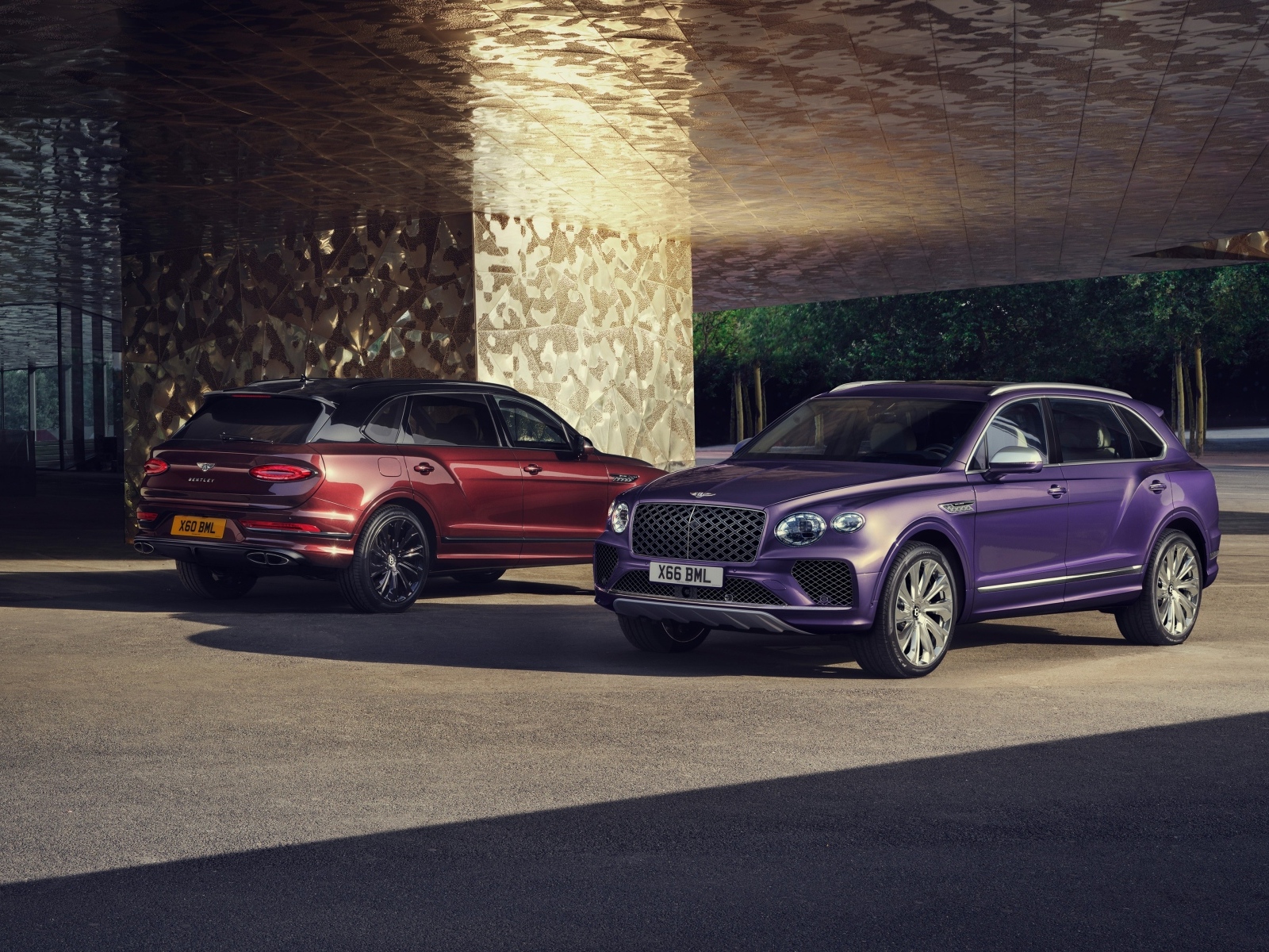 Два стильных автомобиля Bentley Bentayga EWB Mulliner 2024 года