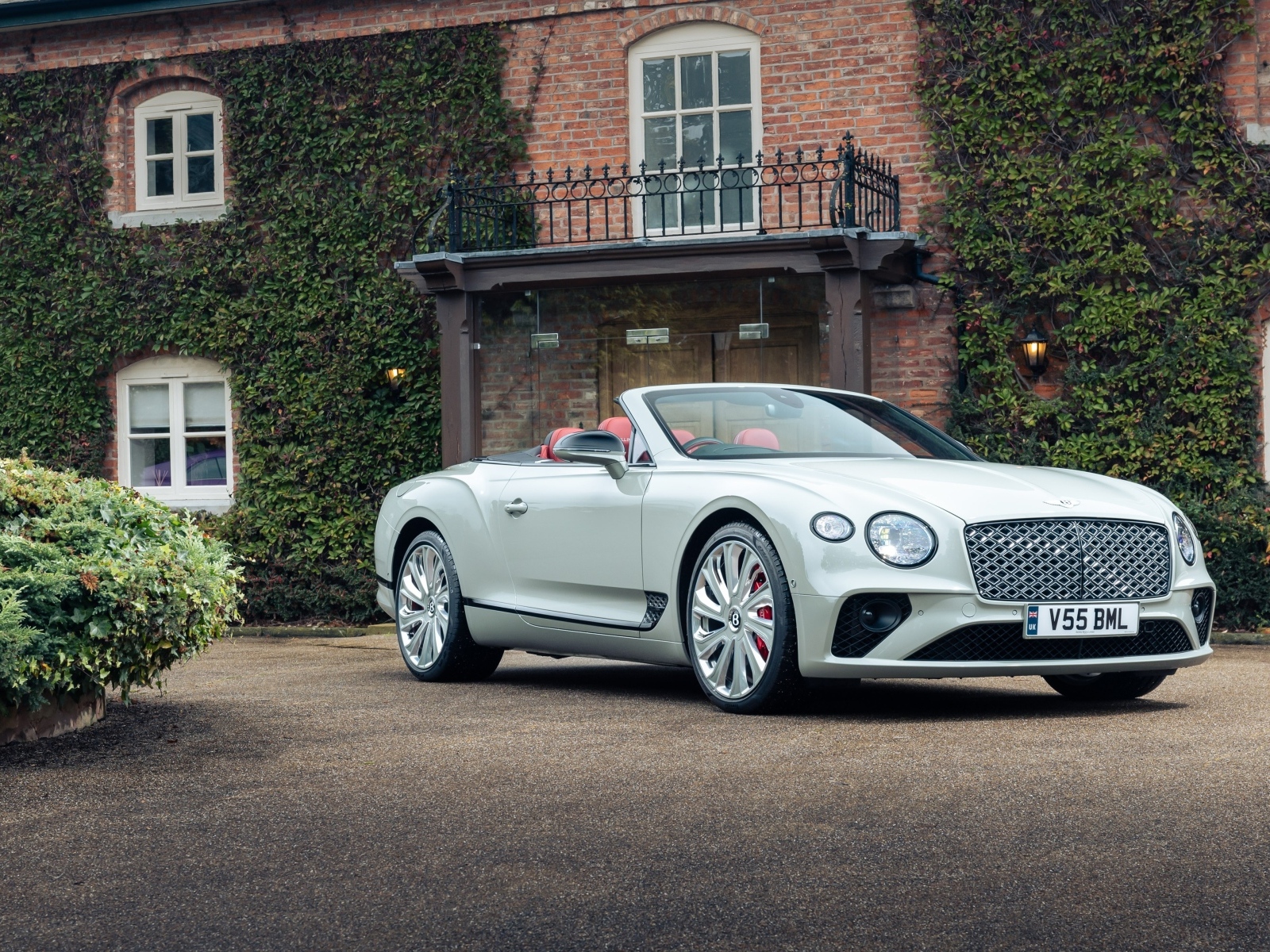 Белый кабриолет Bentley Continental GT Mulliner