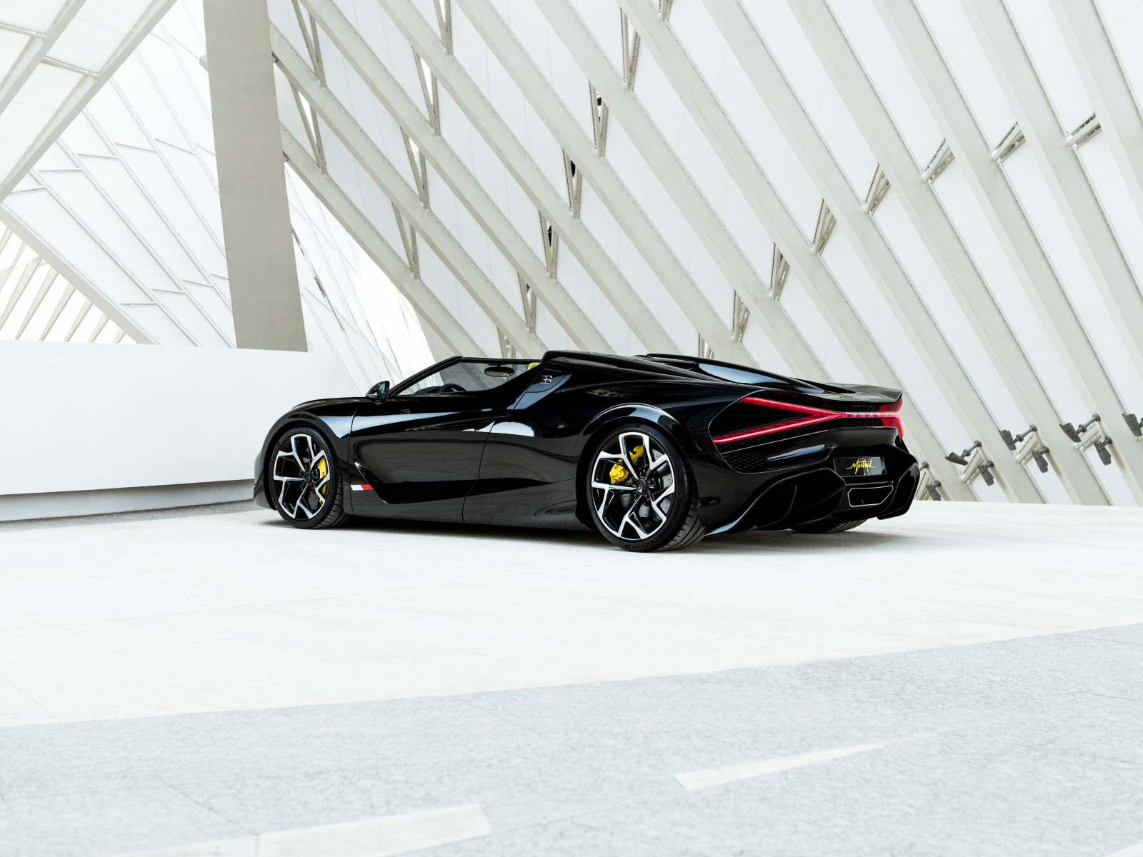 Черный Bugatti W 16 Mistral 2024 года вид сзади