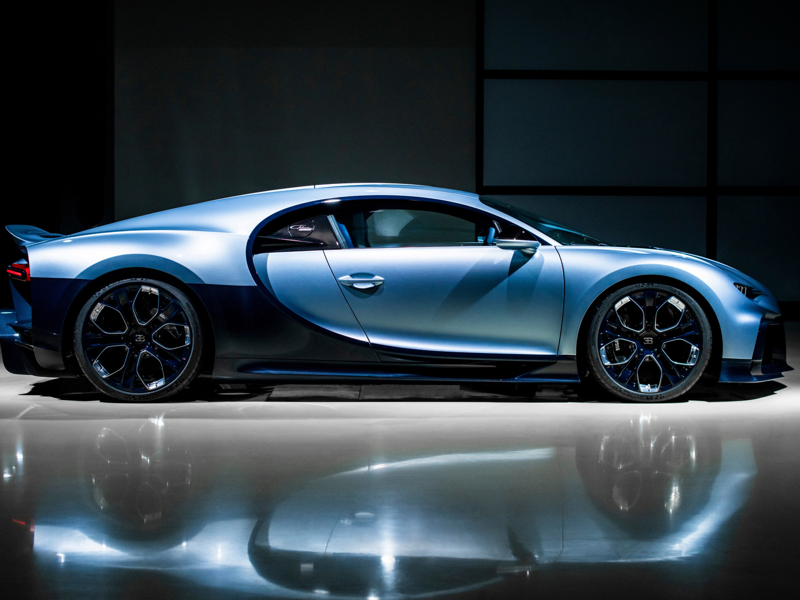 Быстрый автомобиль Bugatti Chiron вид сбоку