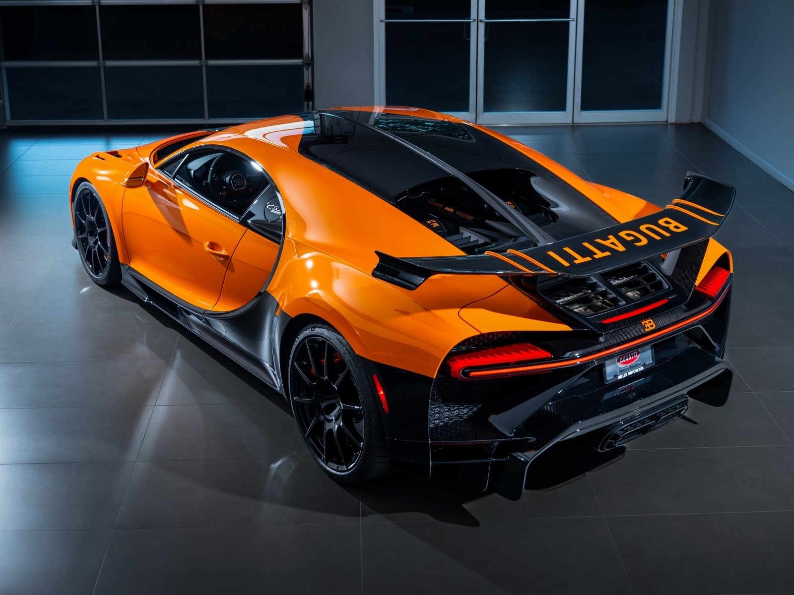 Вид сзади на спортивный автомобиль Bugatti Chiron