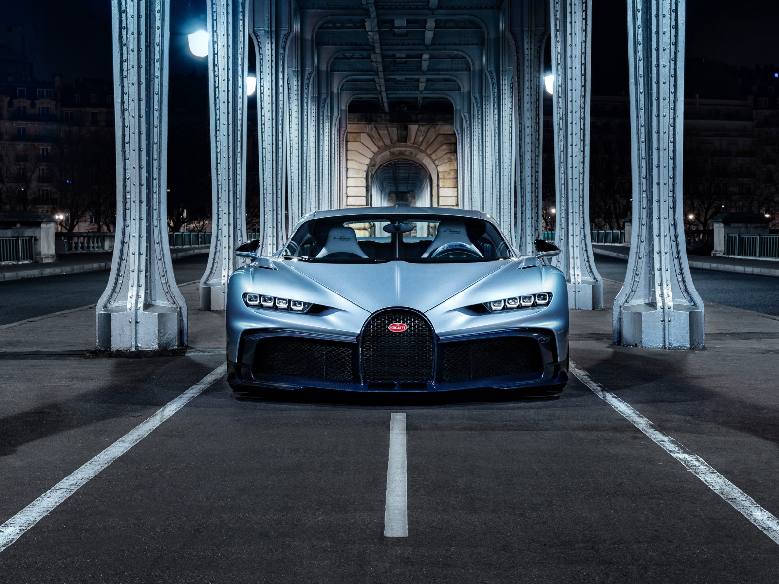 Серебристый Bugatti Chiron Profilée на мосту