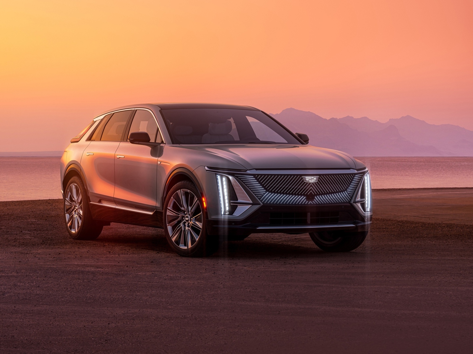 Автомобиль Cadillac Lyriq, 2023 года на фоне заката