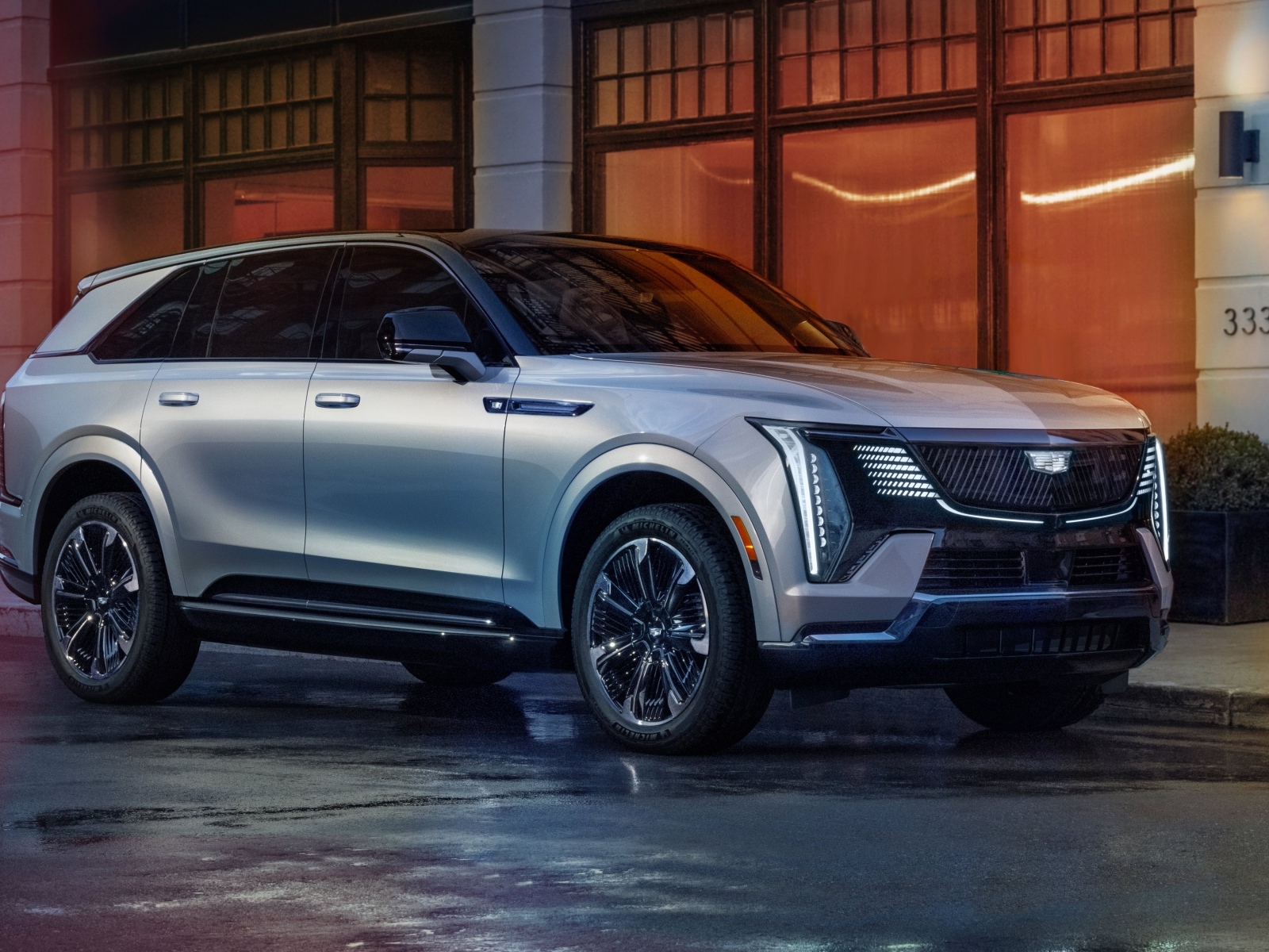 Дорогой серебристый Cadillac Escalade IQ Sport 2025 года