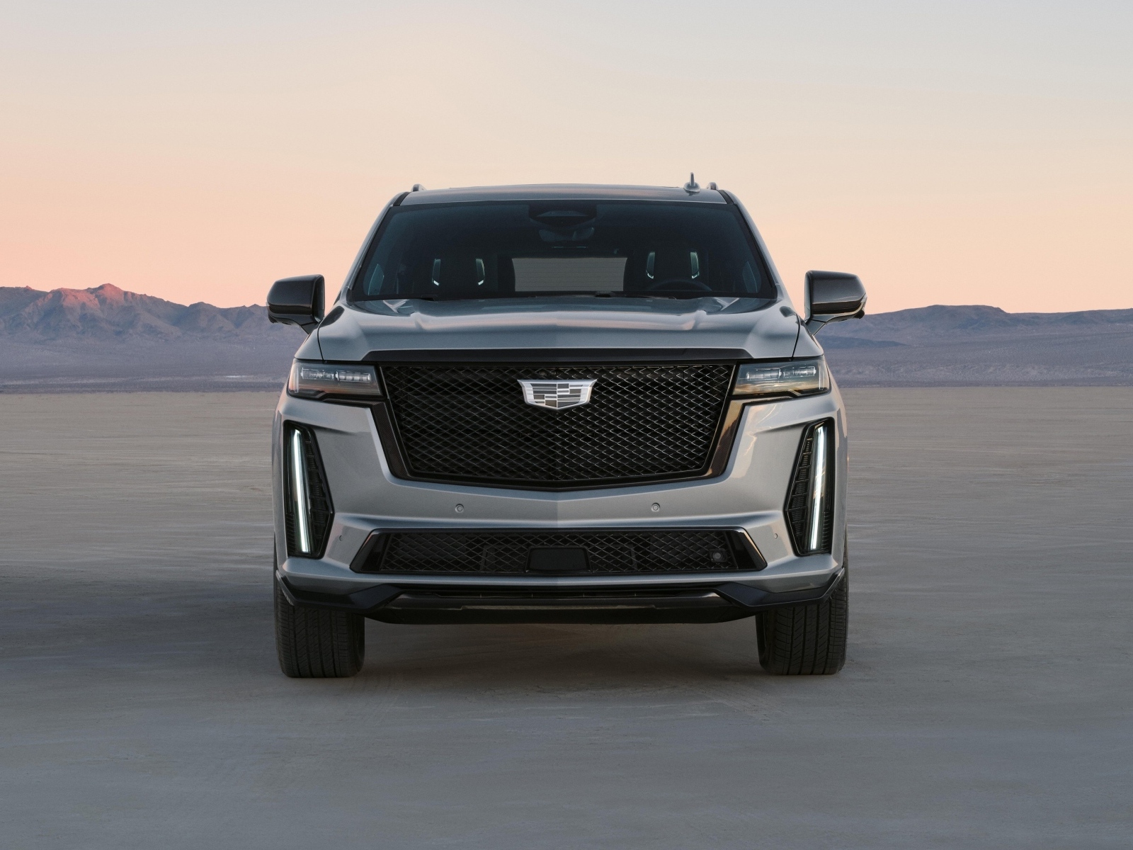 Серебристый внедорожник Cadillac Escalade-V 2023 года вид спереди