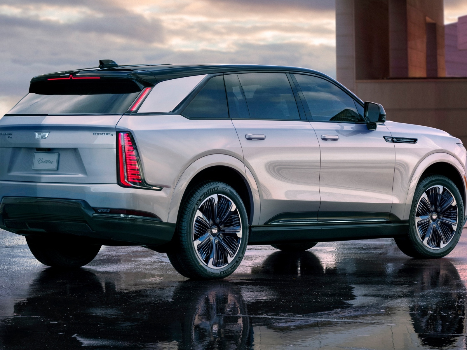 Стильный дорогой автомобиль Cadillac Escalade IQ Sport 2025 года