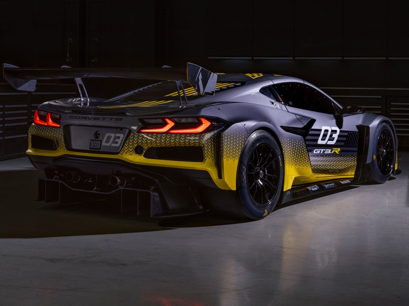 Гоночный автомобиль Chevrolet Corvette Z06 GT3 R вид сзади