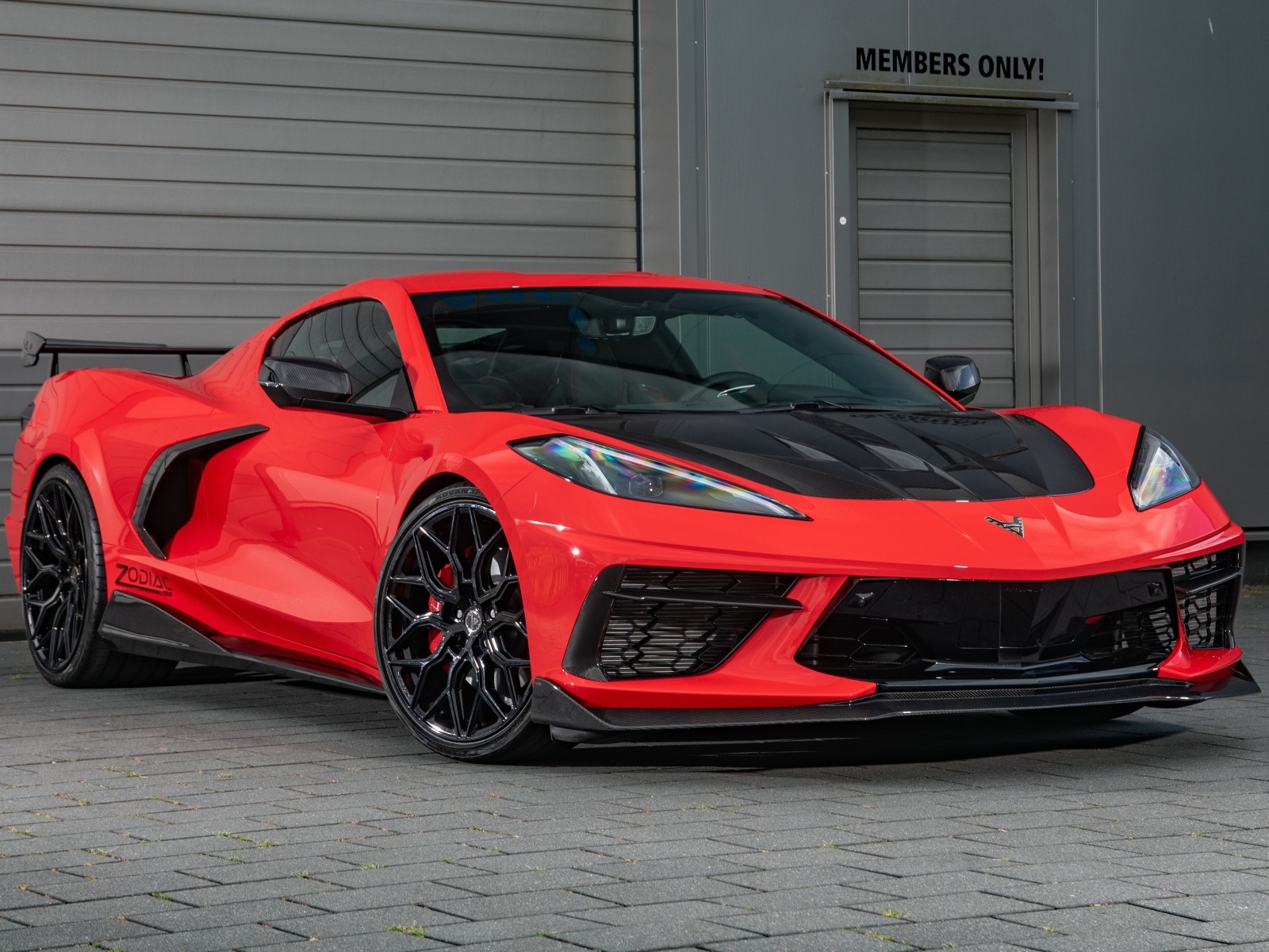 Красный быстрый автомобиль Chevrolet Corvette Zodiac 2023 года