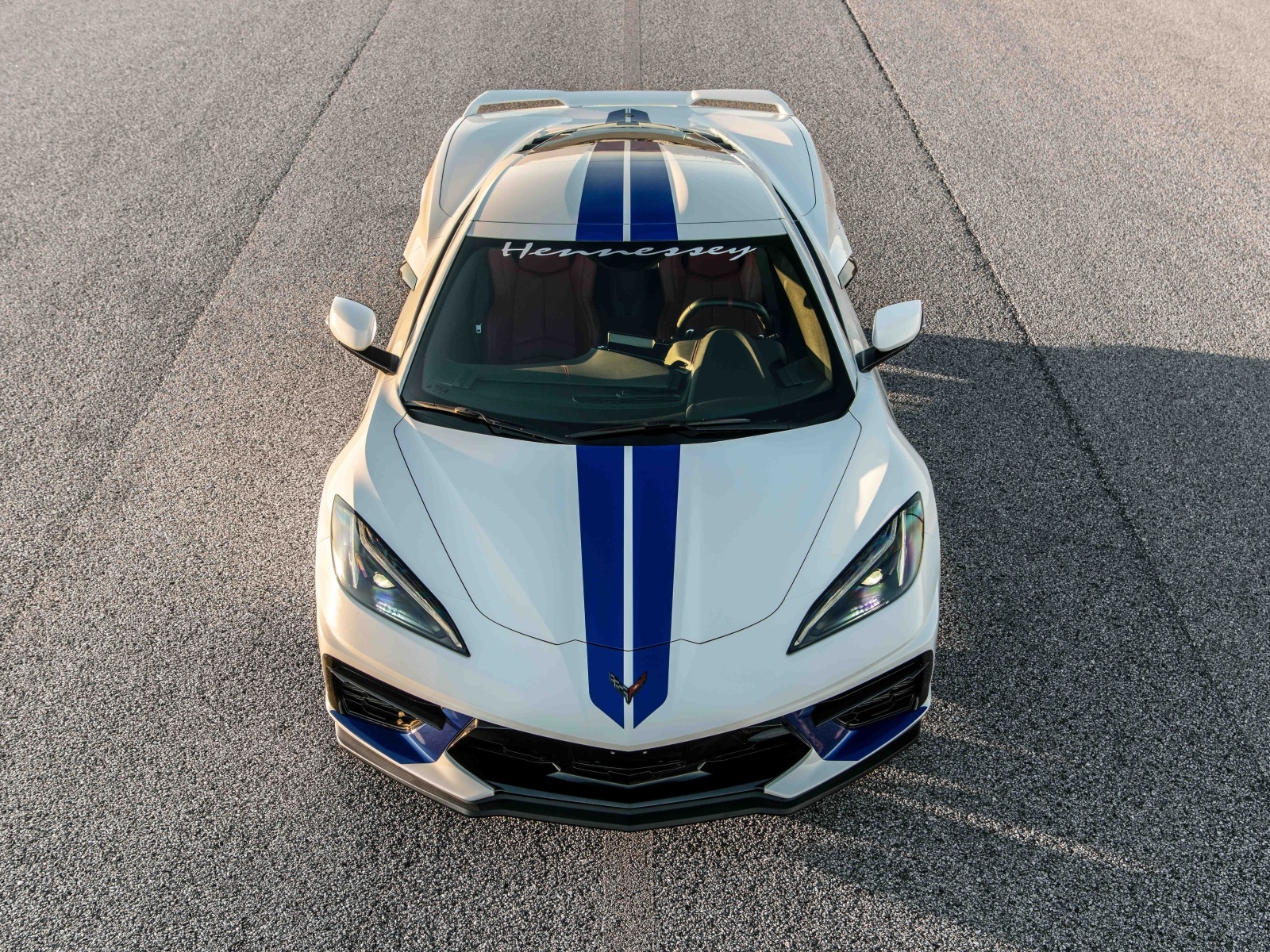 Вид сверху на автомобиль Hennessey Chevrolet Corvette Stingray Supercharged H700 2023 года