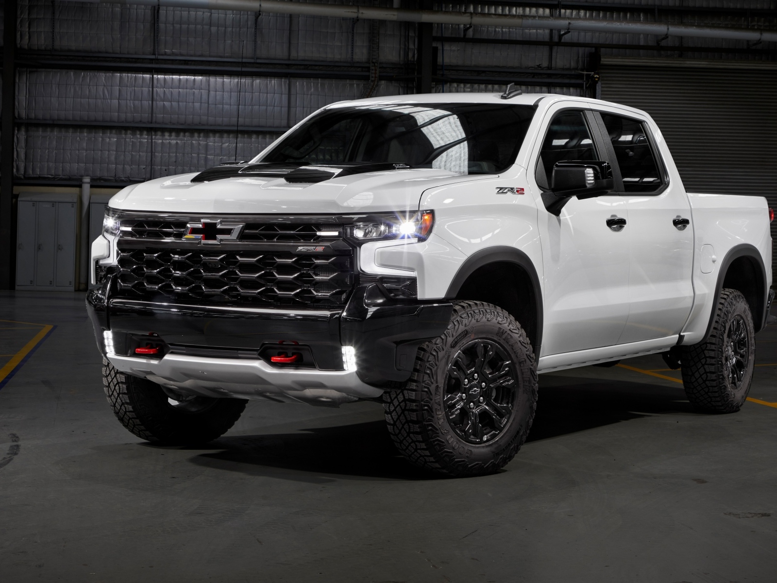Белый пикап Chevrolet Silverado ZR2 в гараже