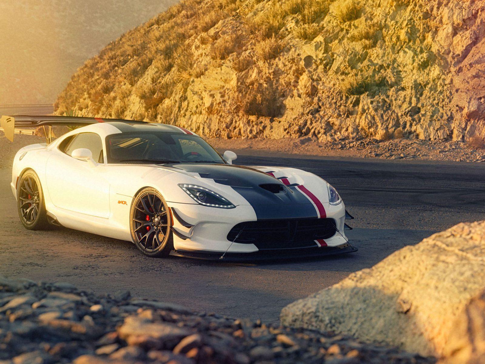 Автомобиль Dodge Viper ACR в горах