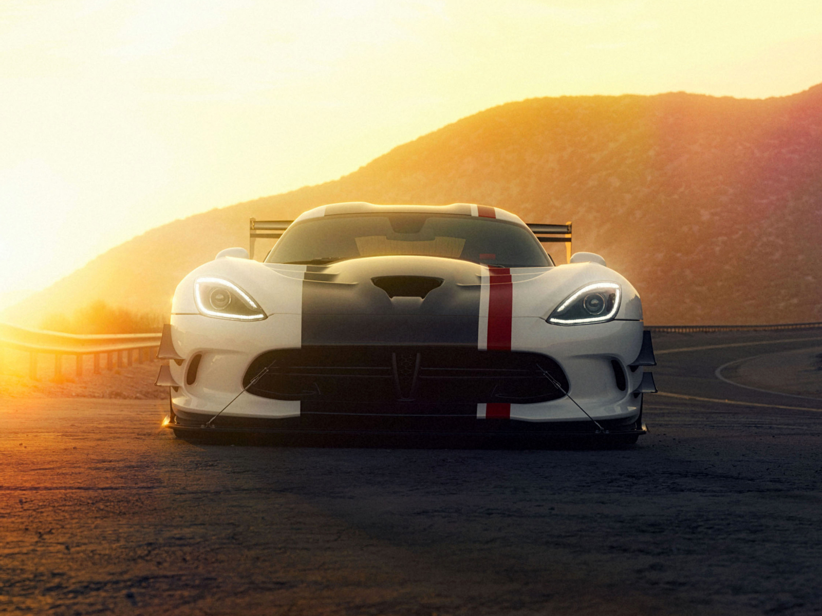 Автомобиль Dodge Viper ACR в лучах солнца
