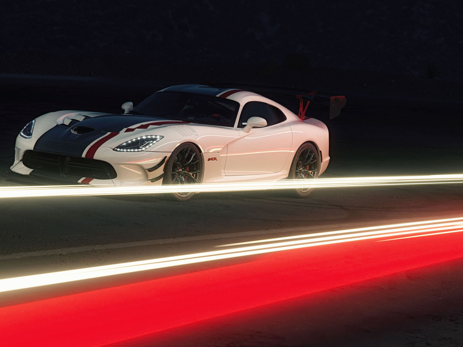 Автомобиль Dodge Viper ACR на гоночной трассе