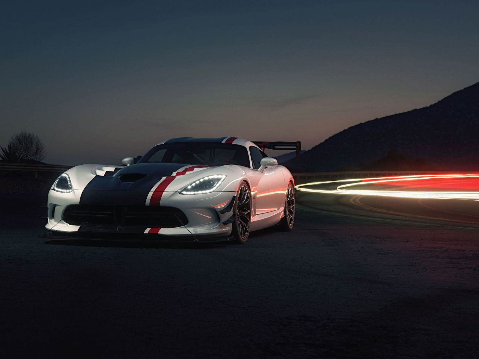 Спортивный Dodge Viper ACR на дороге ночью