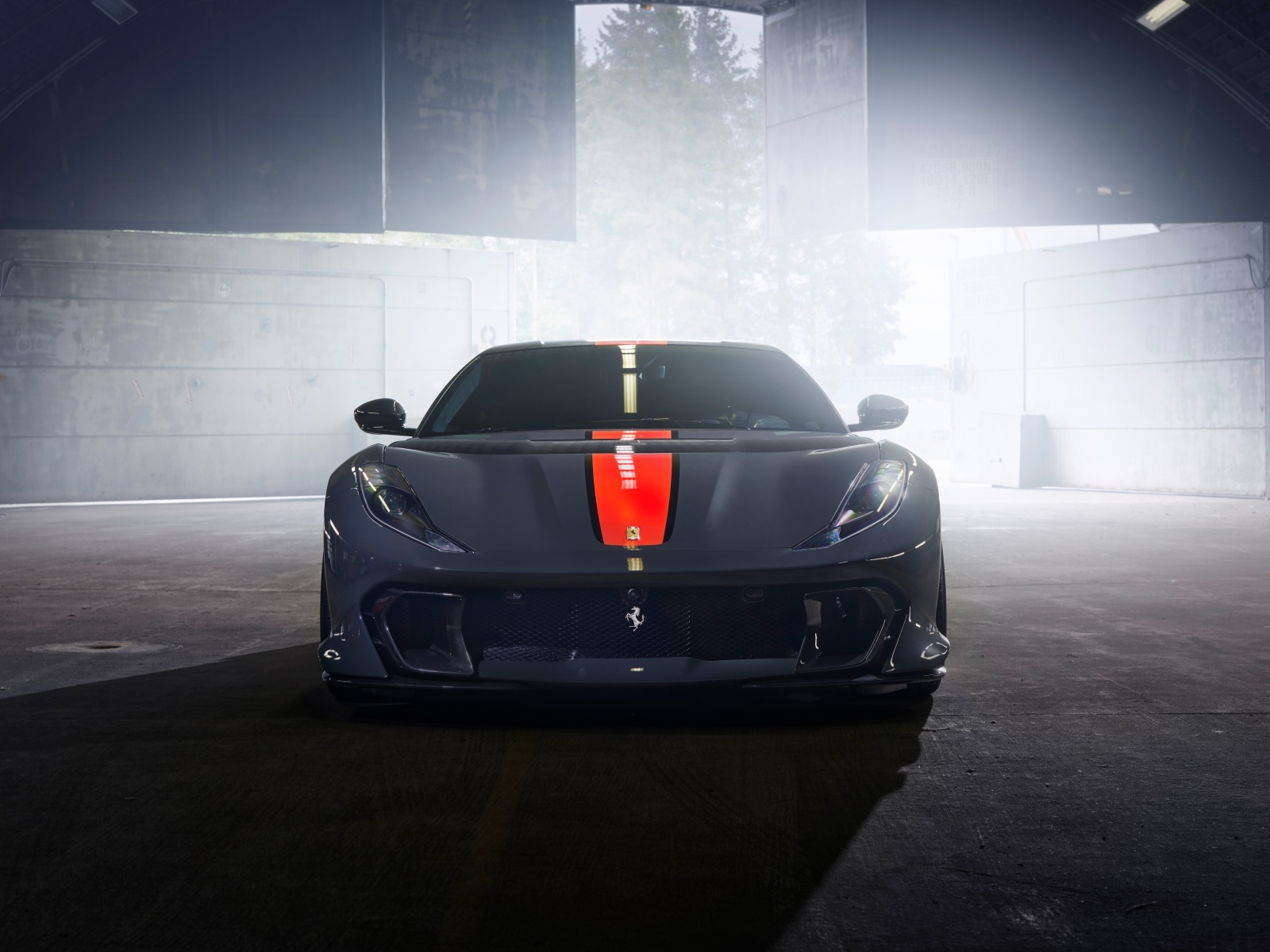 Красивый автомобиль Ferrari 812 вид спереди